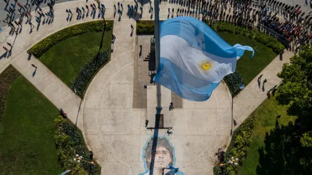 Casa Rosada'da binlerce kişi Maradona'ya veda etmek için toplandı.