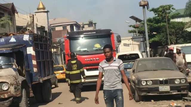 Ndị ọrụ gbatagbata ahụghị ụzọ i je menyụ ọkụ n'Ebute Meta