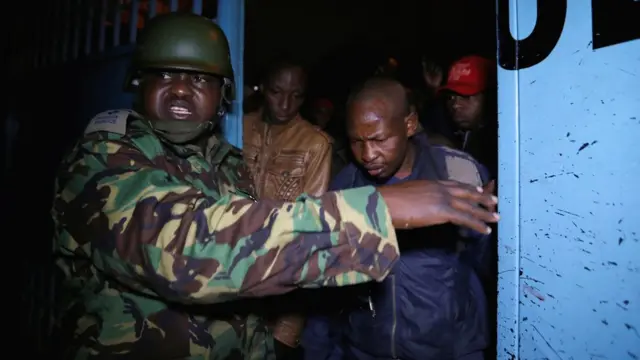 መረፅቲ ናብ ጣብያ መረፃ ንክኣትዉ የዳልው ዘሎ ኣባል ፖሊስ - ኣብ ናይሮቢ