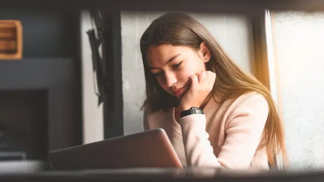 adolescente usando computadora