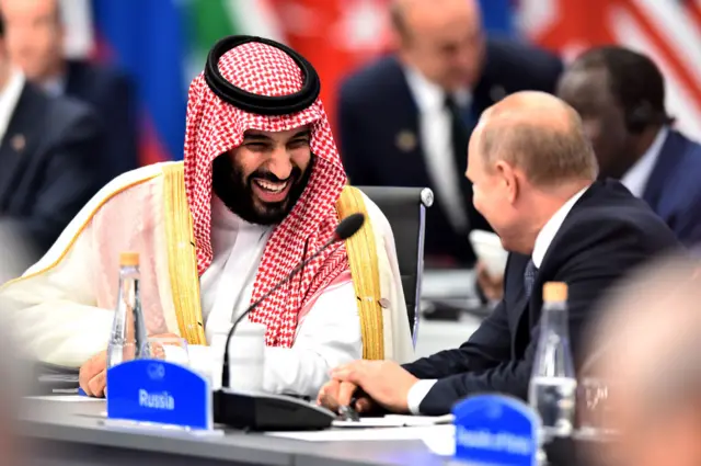 El príncipe heredero saudita, Mohammed bin Salman, y el líder ruso, Vladimir Putin, comparten una risa en la cumbre del G20 en Argentina.
