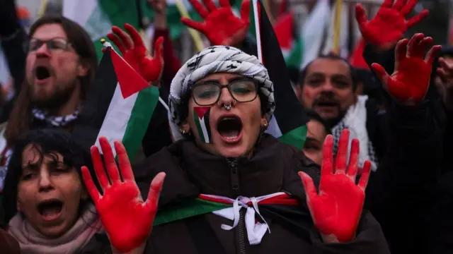 12 जनवरी 2024 को हेग में इंटरनेशनल कोर्ट ऑफ़ जस्टिस के सामने फ़लस्तीनी समर्थक प्रदर्शन करते हुए