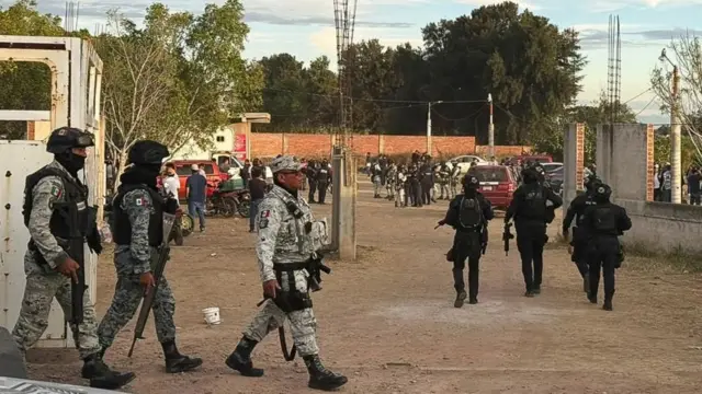 Elementos de la Guardia Nacional y otras corporaciones en el perímetro del campo de fútbol donde ocurrió el ataque