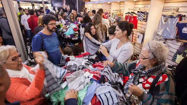 Mulheres comprando roupas íntimas em liquidação