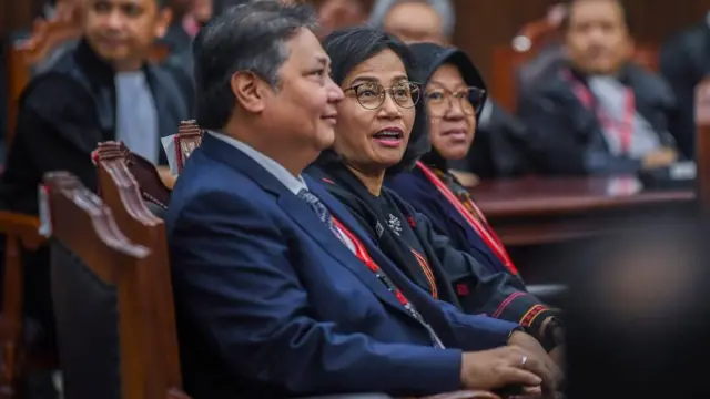 Menko Perekonomian Airlangga Hartarto (kiri), Menteri Keuangan Sri Mulyani (tengah), Menteri Sosial Tri Rismaharini (kanan) 