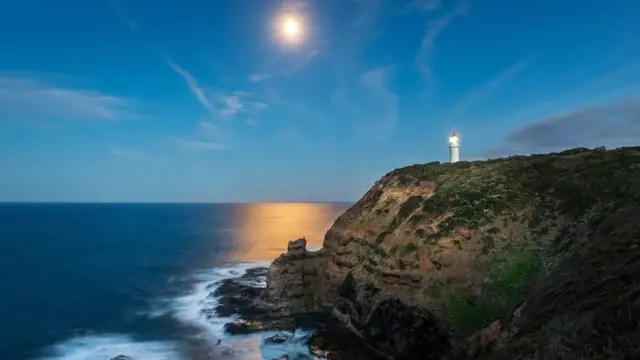 للقمر تأثير خفي على الجليد في القطب الشمالي من خلال المد والجزر وضوئه