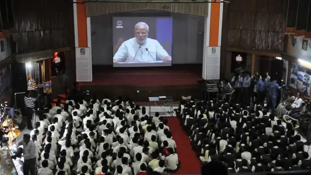 दूरदर्शन पर प्रधानमंत्री की स्पीच सुनते स्कूल के छात्र