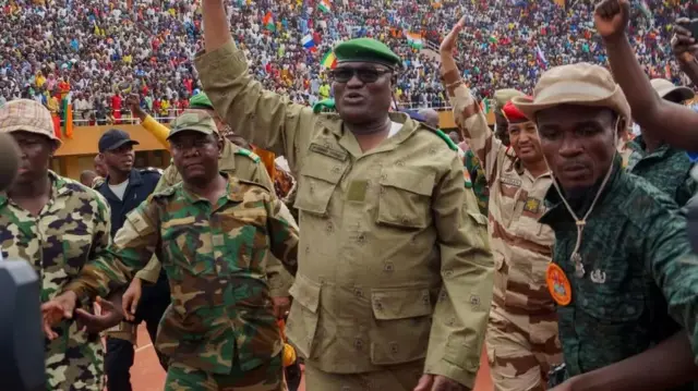 Le chef de la junte au Niger, le général Abdourahmane Tchiani entouré de militaires 