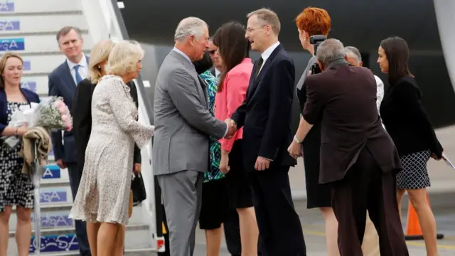 Принц Чарльз пожимает руку официальному лицу