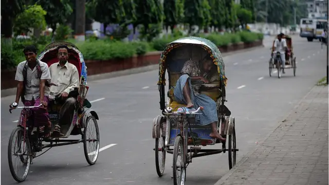 রাস্তায় কয়েকটি রিকশা
