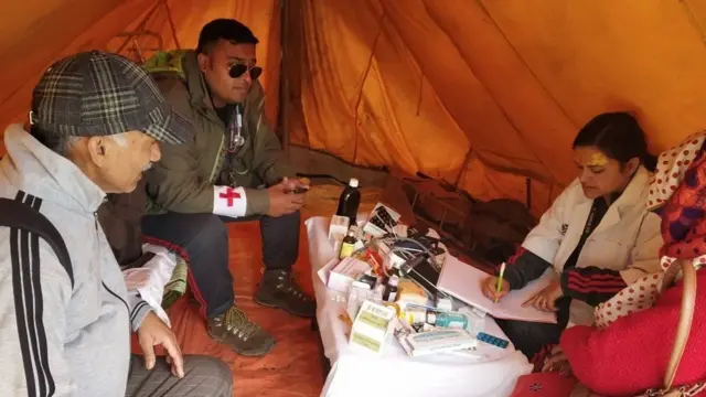 ડૉ. પ્રદીપ ભારદ્વાજ અને તેમની ટીમ આવાં ગામોમાં કૅમ્પ લગાવીને દર્દીઓને સારવાર આપી રહ્યા છે