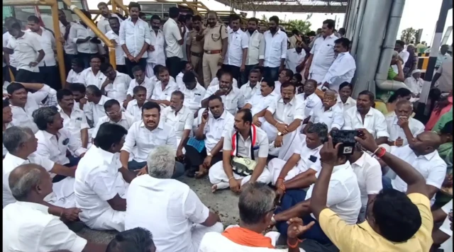 சுங்கச்சாவடிக்கு எதிராக போராட்டம் நடத்தும் மக்கள் 