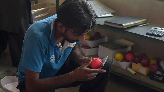 پاکستان میں گلابی گیند کی تیاری