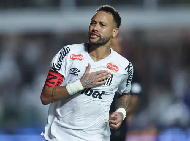 Umukinnyi wa Santos FC, Neymar Jr, ni we mukinnyi ufite agahigo k'ibitego byinshi yatsindiye ikipe y'igihugu ya Brazil