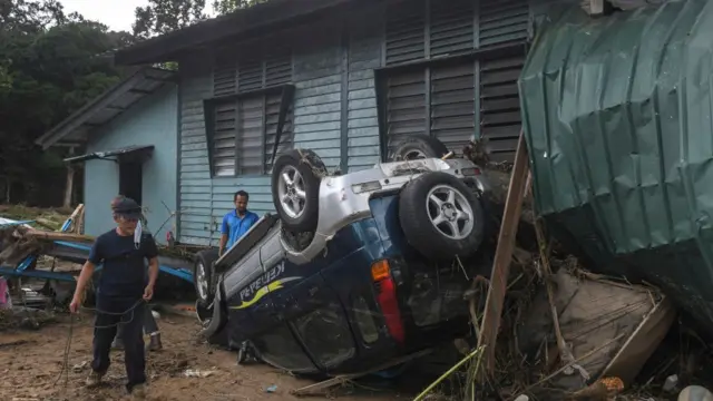 மலேசியாவை மிரள வைத்த மழை