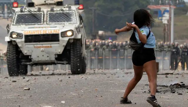 Manifestantes entraramaposta esportiva como funcionaconfronto com forçasaposta esportiva como funcionasegurança venezuelanas nas fronteiras da Colômbia e do Brasil