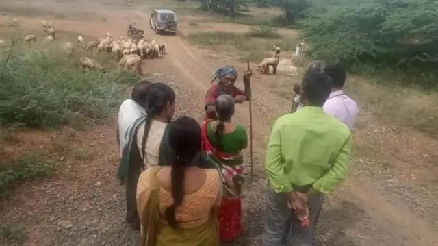 अप्पाराव म्हणाले की वीस वर्षांपासून त्यांना एक रुपयादेखील मजूरी मिळालेली नाही