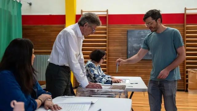 Un hombre con su voto en un centro de votación