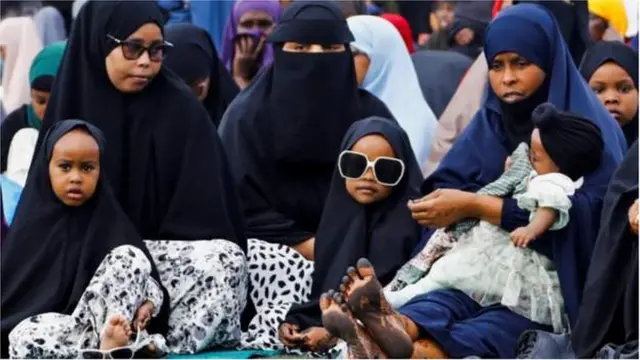 Women and girls dey often decorate dia hands and feet for di festival