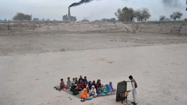 کلاس درسی بدون دیوار و بدون میز. مکتبی در فضای باز نزدیک جلال آباد در ولایت ننگرهار.