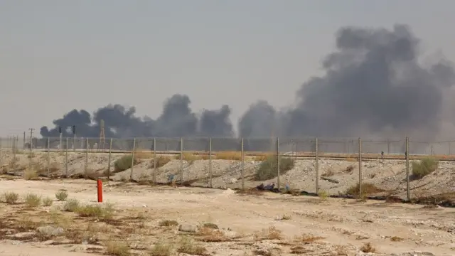 ড্রোন হামলায় জ্বলছে সৌদি আরবের আবকাইক তেল শোধনাগার।