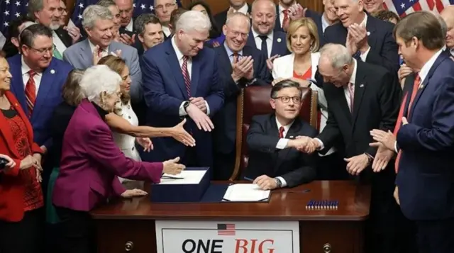 جمهوريپالو قانون جوړوونکو د ټرمپ د جولای د څلورمې نیټې له ضرب الاجله مخکې د بودیجې د یوې پراخې لایحې له تصویب وروسته جشن ولمانځه.