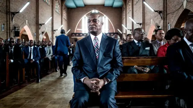 Emmanuel Ramazani Shadary, umukandida-perezida w'urugaga rw'amashyaka ari ku butegetsi, mu misa yo ku cyumweru ku itariki ya 24 y'uku kwezi kwa cumi na kumwe muri Kiliziya nkuru ya Notre-Dame Du Congo i Kinshasa, atangiza ibikorwa bye byo kwiyamamaza