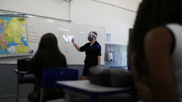 Aula presencial com turma reduzidaescola do Rio,novembro