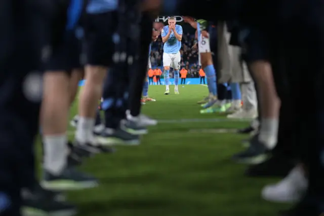 Haaland'ı onurlandırmak için arkadaşları bu koridoru oluşturdu