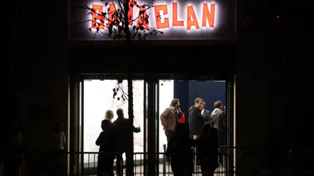 люди у концертного зала Батаклан 12 ноября