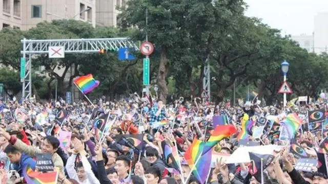 婚姻平权现场涌进许多人,许多都是已婚异性恋,但仍然支持台湾同性婚姻应有平等地位(BBC Chinese)