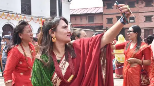 मोबाइल फोनले तस्बिर खिच्दै 