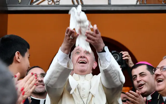 Papa Francisco soltando pomba da paz