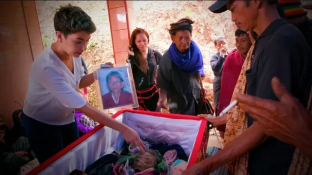 ผู้สื่อข่าวบีบีซี (ซ้ายสุด)