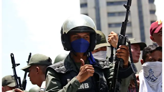 在反對派示威期間,有士兵作手勢支持。