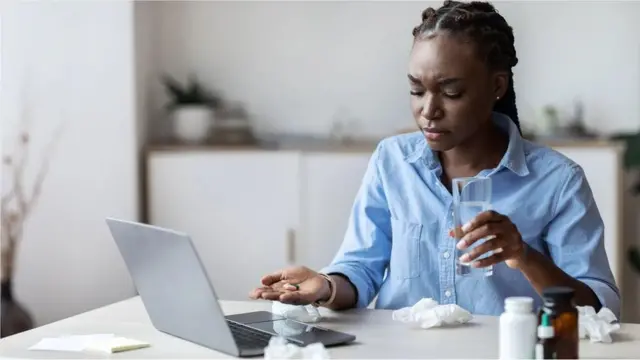 يقول الخبراء إن بعض العاملين يرون أن الإفصاح عن حالتهم الصحية للرؤساء محفوف بالمخاطر