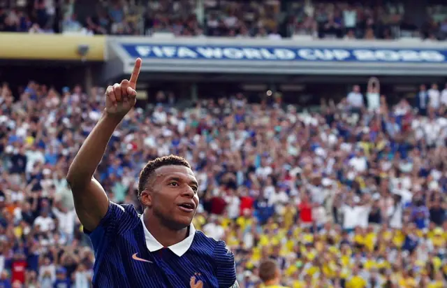 Mbappe turut mencetak gol ke gawang Swedia