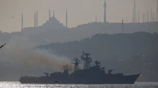 Un barco militar ruso navega por el Bósforo