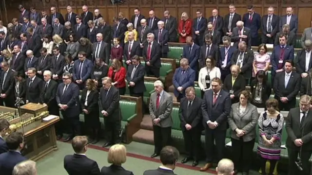 දිනයේ කටයුතු ඇරඹීමට පෙර බ්‍රිතාන්‍ය පාර්ලිමේන්තු මන්ත්‍රීවරුන් විනාඩියක නිහඬතාවක් පළකරමින්