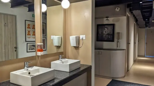 यात एसी, फ्रेश एअर वेंट, टिव्ही, चार्जिंग, सेफ लॉकर, स्मोक डिटेक्टर, फायर एक्सटिक्गविशर, मिरर आहेत.