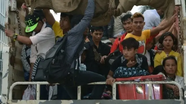 รถบรรทุกของทางการไทยพาแรงงานต่างด้าวชาวพม่าเดินทางออกข้ามพรมแดนจากไทยไปเมียนมาที่อ.แม่สอด จ.ตาก เมื่อวันที่ 1 ก.ค. 2560