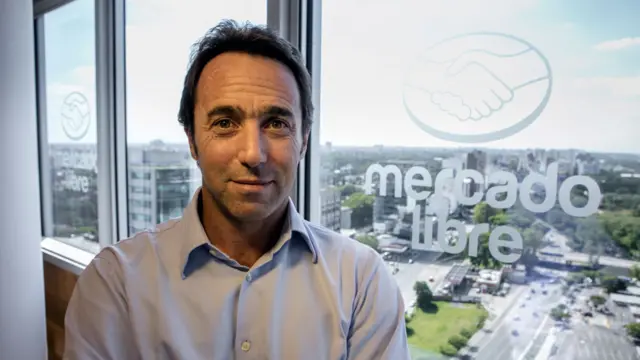 Marcos Galperín junto al logo de Mercado Libre