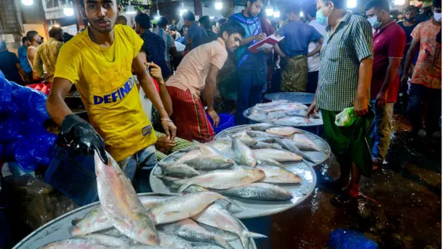 এই সময়ে বাজারে যে পরিমাণ ইলিশ থাকার কথা সেটি দেখা যাচ্ছে না।