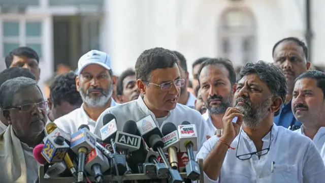 सिद्धारमैया और डीके शिवकुमार के साथ रणदीप सुरजेवाला.