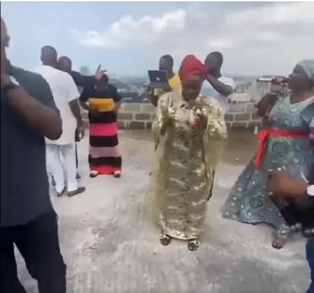 Awọn eeyan to n gbadura lori ile to da wo