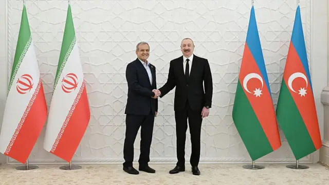 دیدار الهام علی‌اف و مسعود پزشکیان در باکو. این اولین سفر یک رئیس جمهور ایران به جمهوری آذربایجان پس از حدود شش سال است