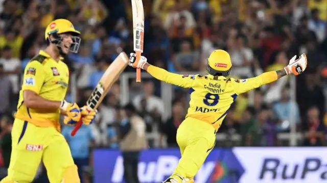 দুই বলে ১০ রান নিয়ে ম্যাচ জেতানোর পর রাভিন্দ্র জাদেজার দৌড়