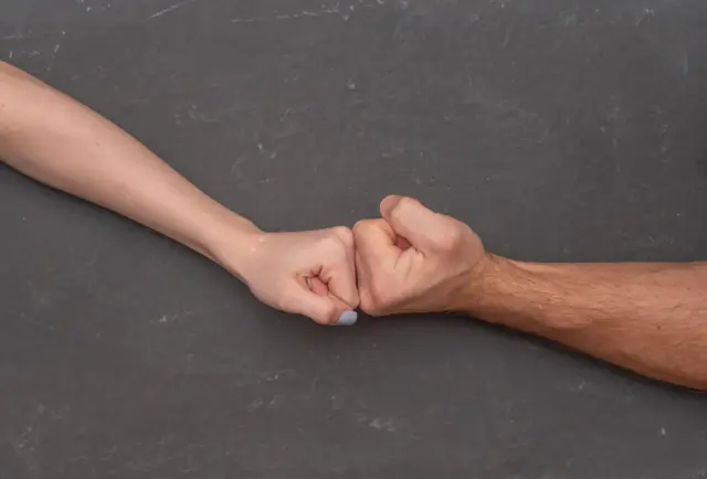 kadın ve erkek yumrukları karşı karşıya