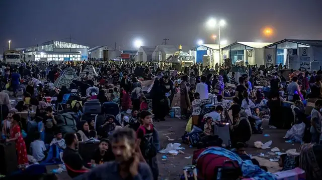 Inakadiriwa kuwa kuna zaidi ya Waafghanistan milioni 4 wasio na hati wanaoishi nchini Iran.