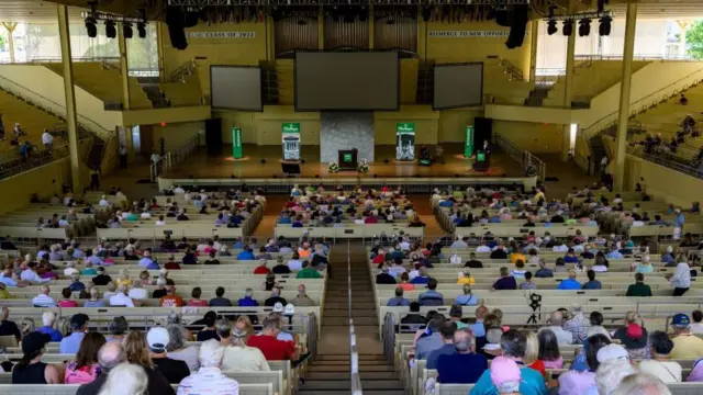 یک نمای کلی تالار مؤسسه چاوتاکوا را نشان می‌دهد که در آن سلمان رشدی، نویسنده بریتانیایی، یک هفته قبلش در نیویورک، در ۲۸ مرداد ۱۴۰۱ مورد حمله قرار گرفت